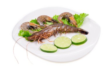 dilimlenmiş limon ve karides.