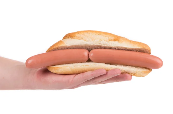 Ręka trzyma Hot-Dog z dwie kiełbasy. — Zdjęcie stockowe