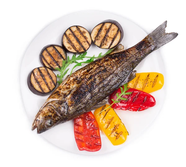 Pescado a la parrilla con verduras. —  Fotos de Stock