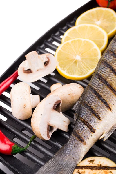Gegrilde zeebaars op grill — Stockfoto