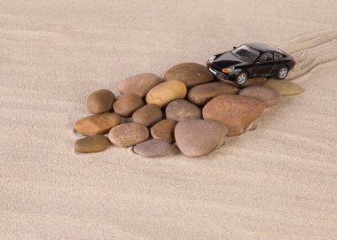 Taş yığını üzerinde siyah yarış araba