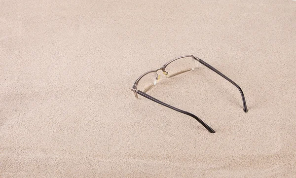 砂の上のメガネ. — ストック写真