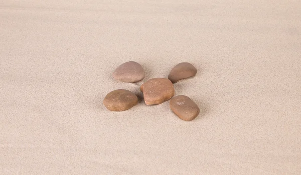 Felsen im Sand. — Stockfoto