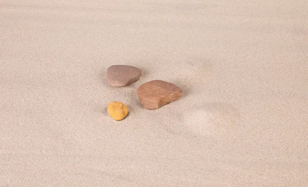 Felsen im Sand. — Stockfoto