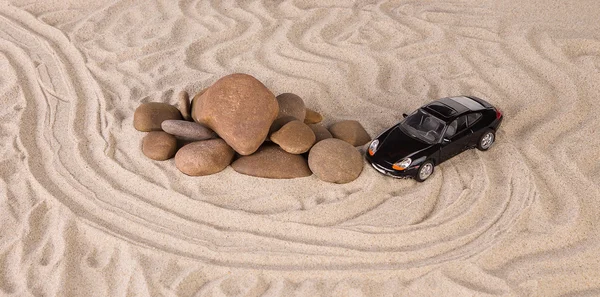 Чёрный гоночный автомобиль на песке . — стоковое фото