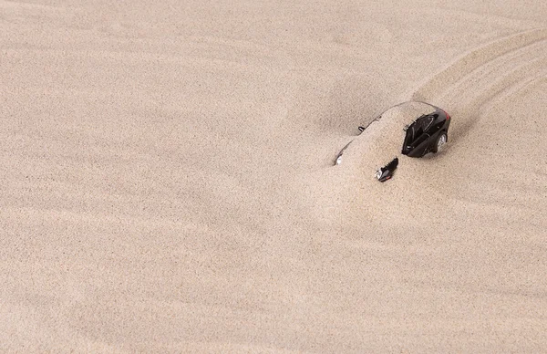 砂浜で黒レース車. — ストック写真