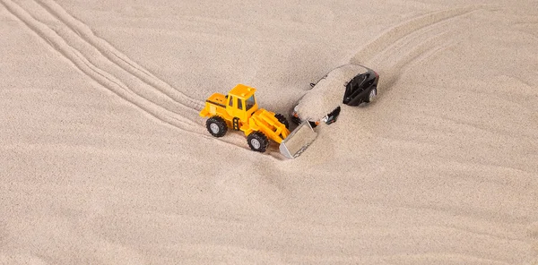 Погрузчик и гоночный автомобиль на песке . — стоковое фото