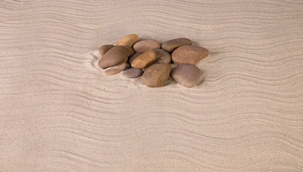 Steinhaufen auf Sand. — Stockfoto