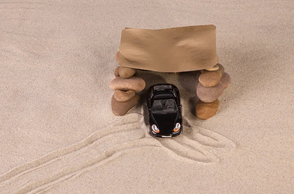 Negro coche de carreras en la arena . — Foto de Stock