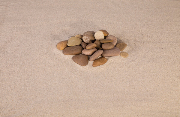 Куча камней на песке
.