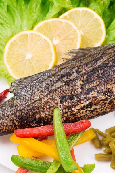 Peixe grelhado com legumes — Fotografia de Stock