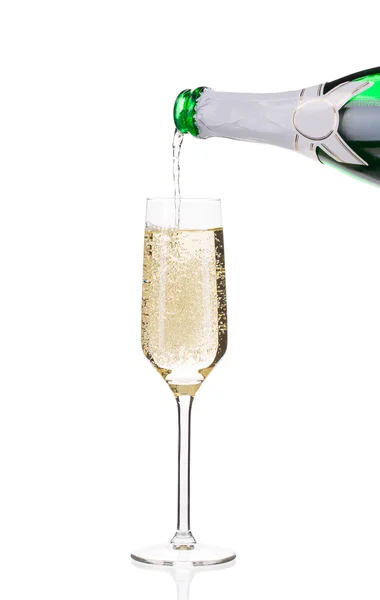 Gieten in een glas Champagne. — Stockfoto