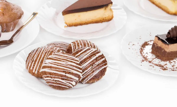 Dulces de chocolate en platos blancos — Foto de Stock