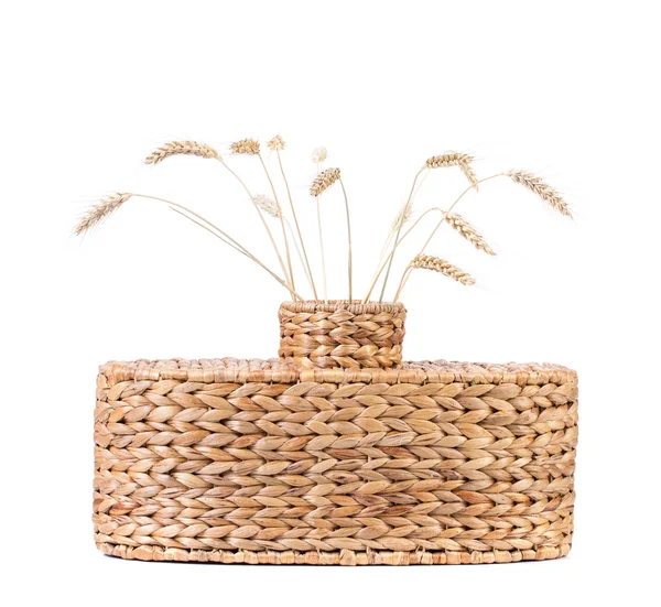 Wicker vase with wheat ears. — Stock Photo, Image