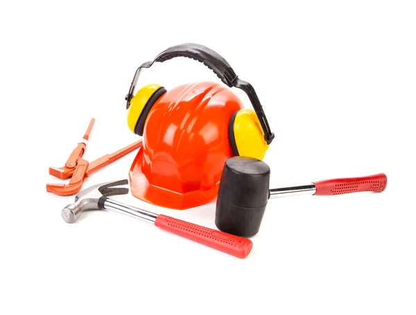 Czerwony kask i narzędzia pracy. — Zdjęcie stockowe