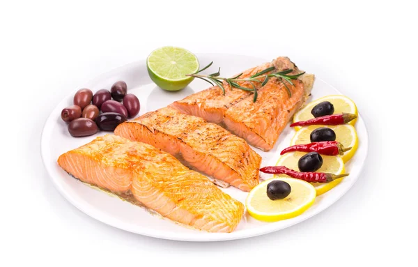 Gegrillter Lachs mit Zitronenscheiben — Stockfoto