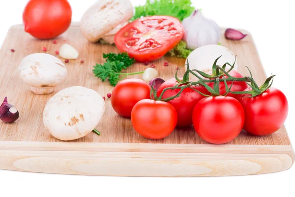 Légumes sur plateau en bois — Photo