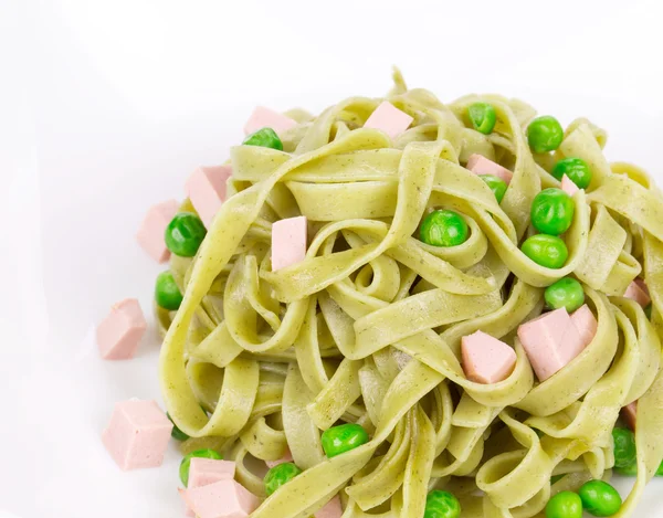 Pasta tagliatelle met groene erwten — Stockfoto