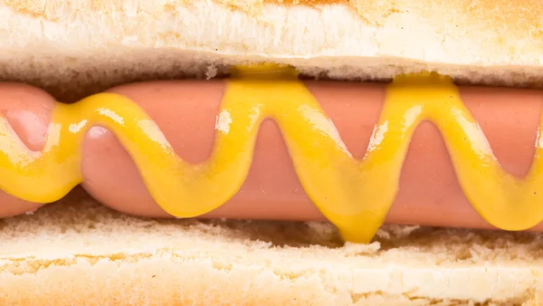 Smakelijke hotdog met mosterd. — Stockfoto