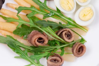 Hamsi ile kuşkonmaz salatası