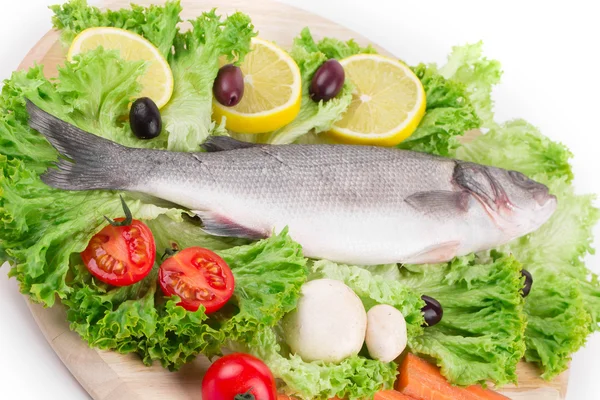 Sammansättningen av färska havsabborre och grönsaker — Stockfoto