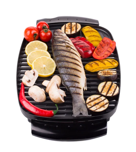 Gegrilde zeebaars op grill — Stok fotoğraf