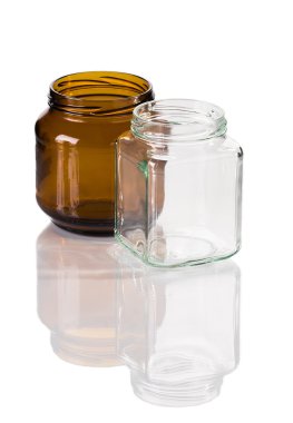 Boş cam kavanoz açtı.