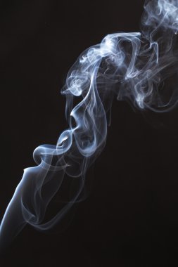 Siyah arkaplanda beyaz duman.