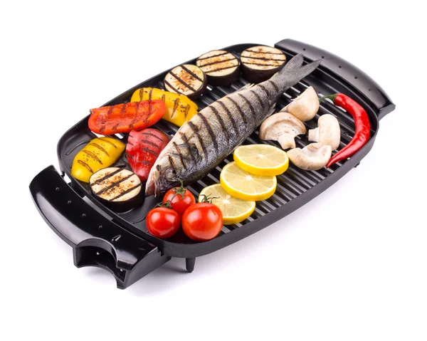 Gegrilde zeebaars op grill — Stockfoto