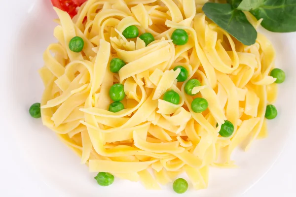 Italiensk pasta med basilika — Stockfoto