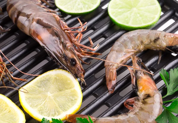 Raw shrimps on pan — Stock Photo, Image