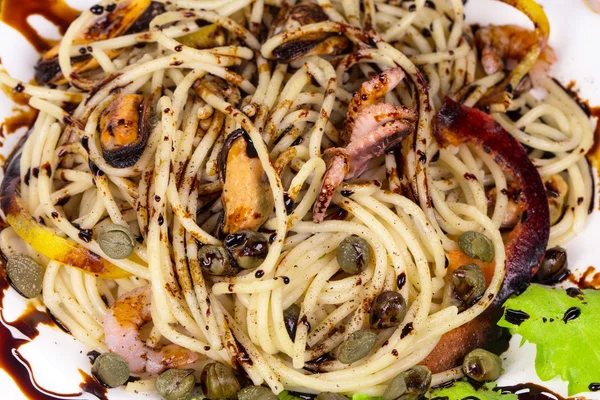 Smakelijke Italiaanse pasta met zeevruchten — Stockfoto
