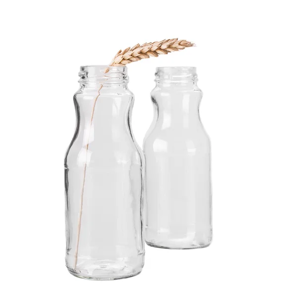 Стеклянные бутылки с пшеничным ухом . — стоковое фото