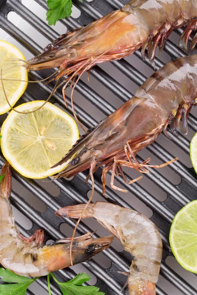 Camarones crudos en sartén — Foto de Stock