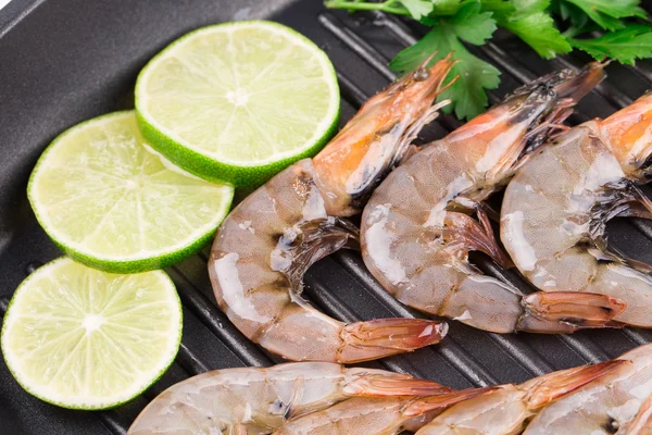 Camarones crudos en sartén — Foto de Stock