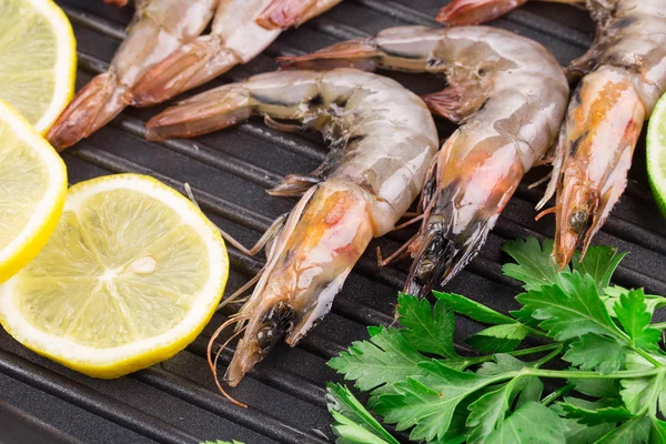 Raw shrimps on pan — Stock Photo, Image