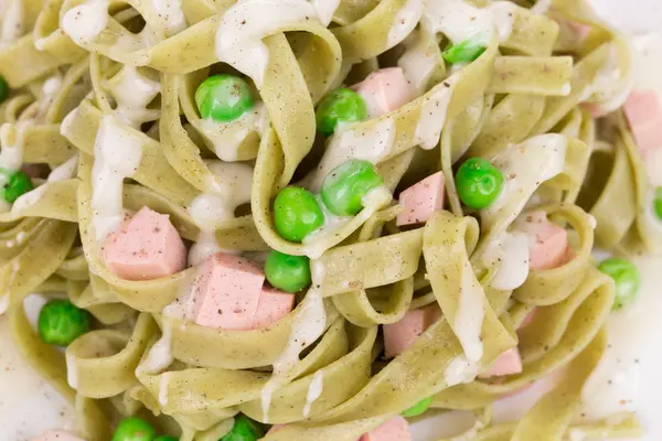 Pasta tagliatelle with green peas — Stock Photo, Image