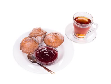 Dilimli kek ile çay kapatır 