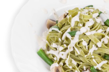 Yeşil bezelye ve jambon ile makarna tagliatelle. 