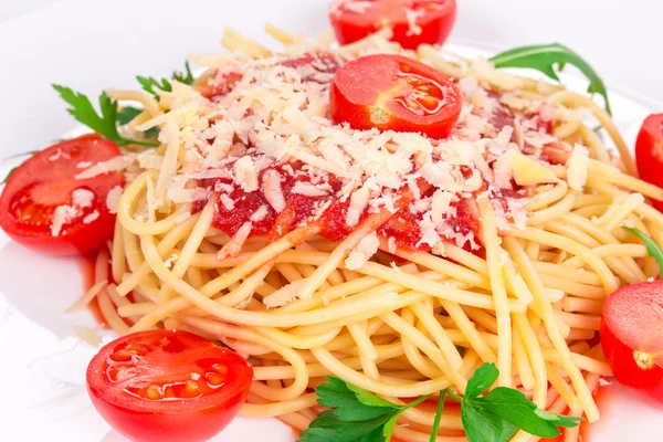 Spagetti domates fesleğen ile — Stok fotoğraf