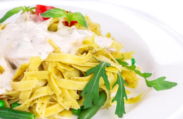 Italiensk pasta med basilika. — Stockfoto