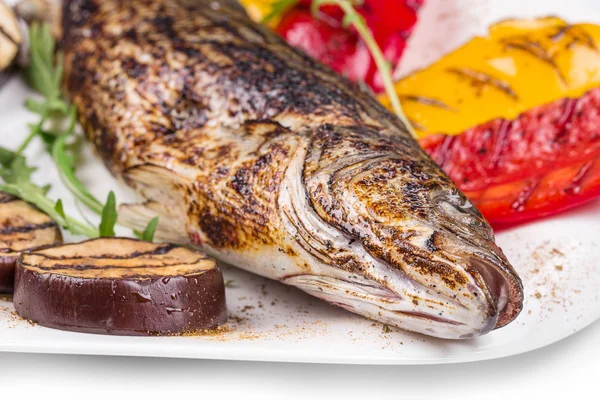 Gegrillter Fisch mit Gemüse. — Stockfoto