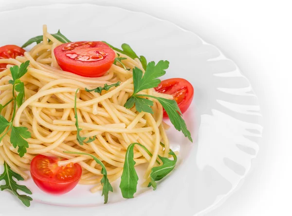 Massa Tagliatelli com tomate e manjericão . — Fotografia de Stock