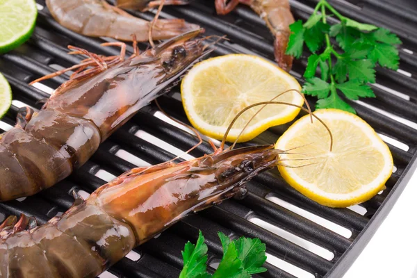 Fresh shrimps on a grill. — Stock Photo, Image