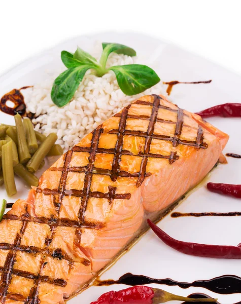 Salmone grigliato in primo piano . — Foto Stock