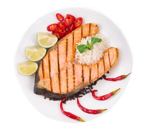 Filete de salmón a la parrilla con verduras en el plato . —  Fotos de Stock