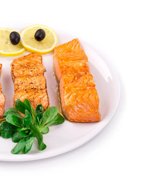 Filete de salmón a la parrilla con verduras en el plato . — Foto de Stock