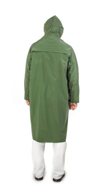 Yağmur yeşil uzun paltolu adam.