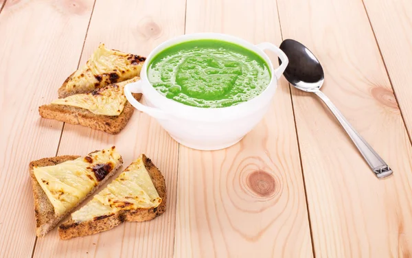 Sopa de crema de brócoli en la mesa . —  Fotos de Stock