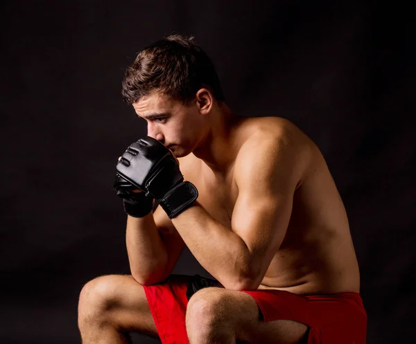 Retrato de boxeador posando estudio en guantes . — Foto de Stock